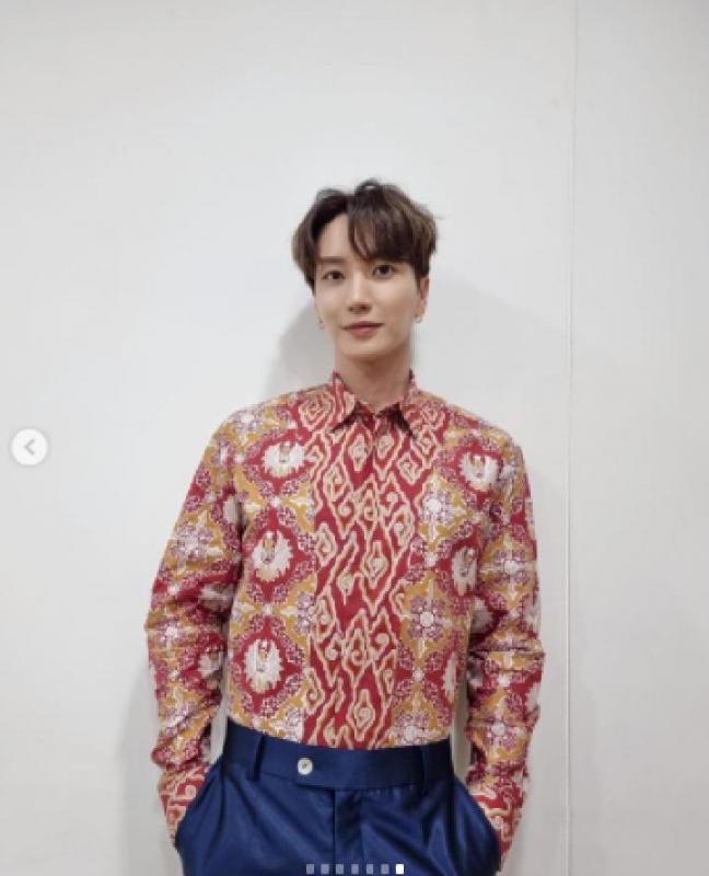 Keren, Ridwan Kamil Desain Batik Buat Leeteuk dan Yesung Super Junior