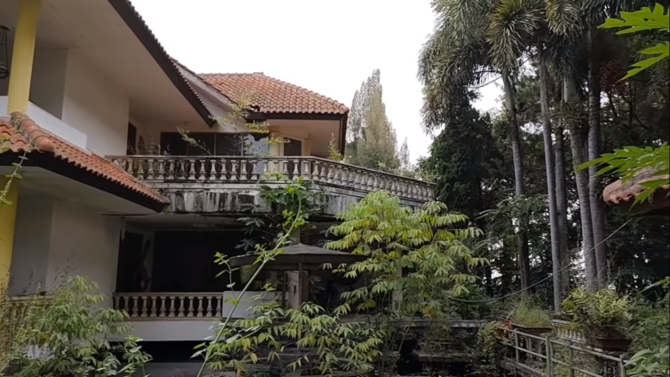 Rumah Mewah Bergaya Eropa di Bandung Terbengkalai Selama 20 Tahun