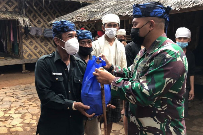 Komandan Kopassus Grup 1 Bagikan Paket Sembako Untuk Warga Baduy Luar