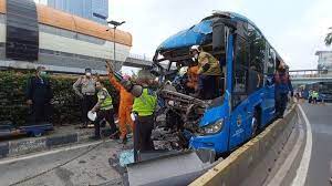 Kecelakaan Bus TransJakarta, Dua Penumpang dan Seorang Sopir Meninggal Dunia di Cawang   