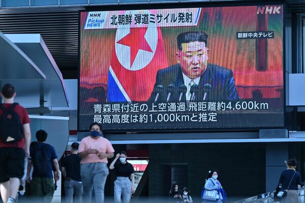 Korea Utara Menembakkan Rudal Melewati Jepang