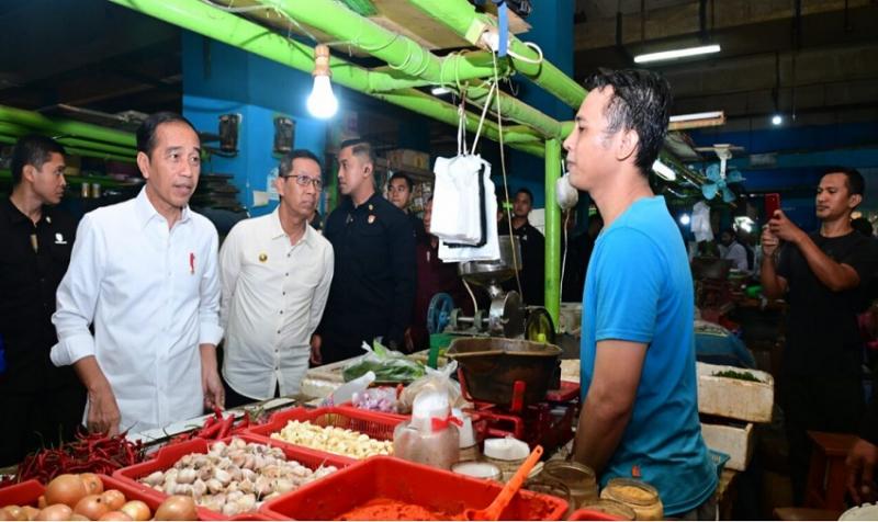 Tinjau Komoditas Pangan Di Pasar Jatinegara, Presiden Sebut Harga ...